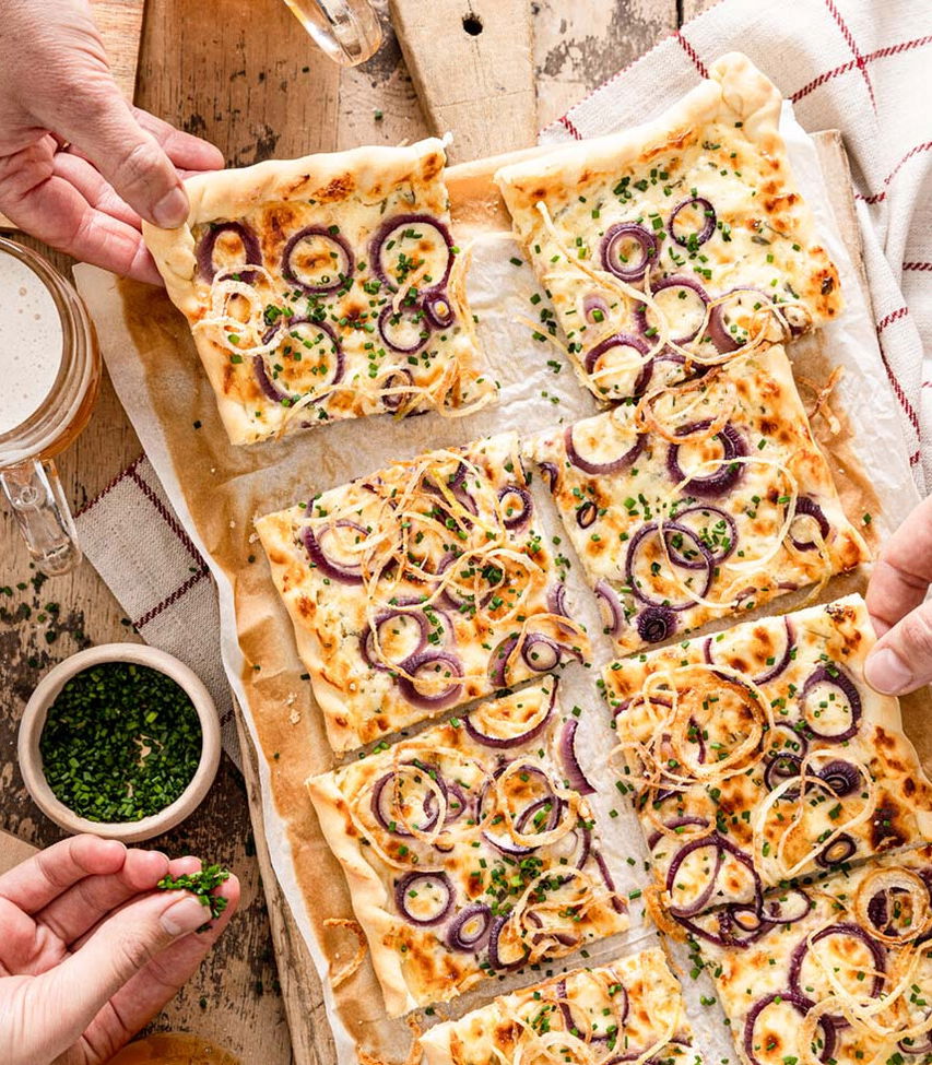 Hüttenflammkuchen mit Bergkäse und Röstzwiebeln - Tante Fanny