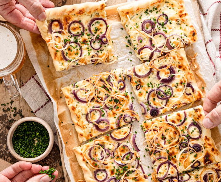 Hüttenflammkuchen mit Bergkäse und Röstzwiebeln - Tante Fanny