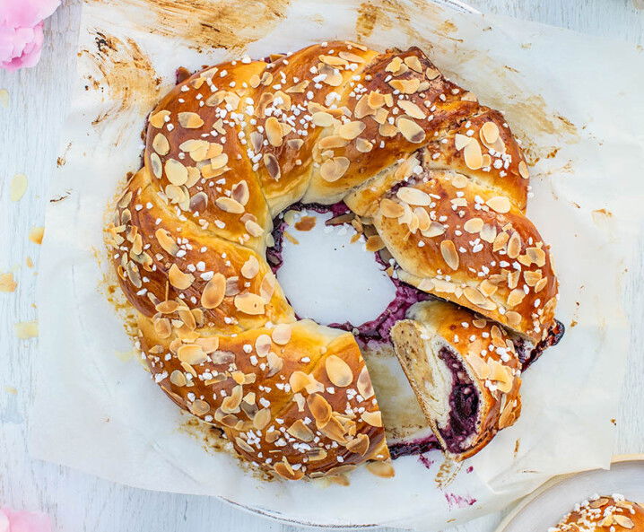 Geflochtener Hefekranz mit Kirschen