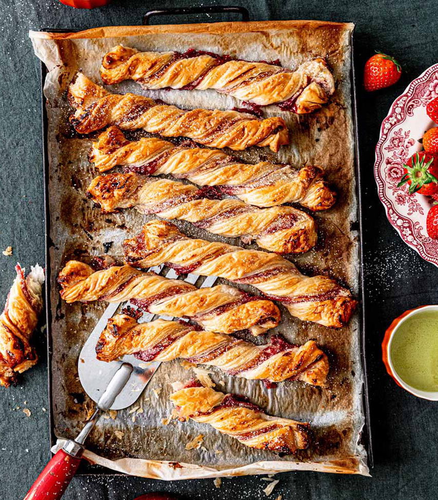 Süße Blätterteig Erdbeerstangen