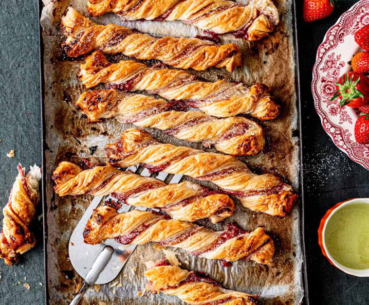 Süße Blätterteig Erdbeerstangen