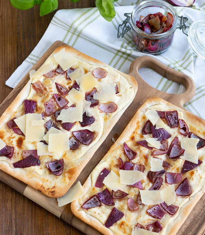 Flammkuchen mit Balsamico Zwiebeln