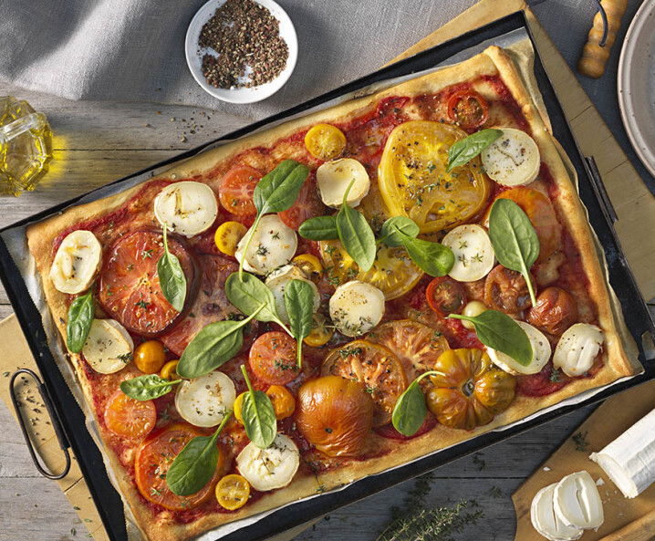 Pizza mit Ziegenkäse und bunten Tomaten