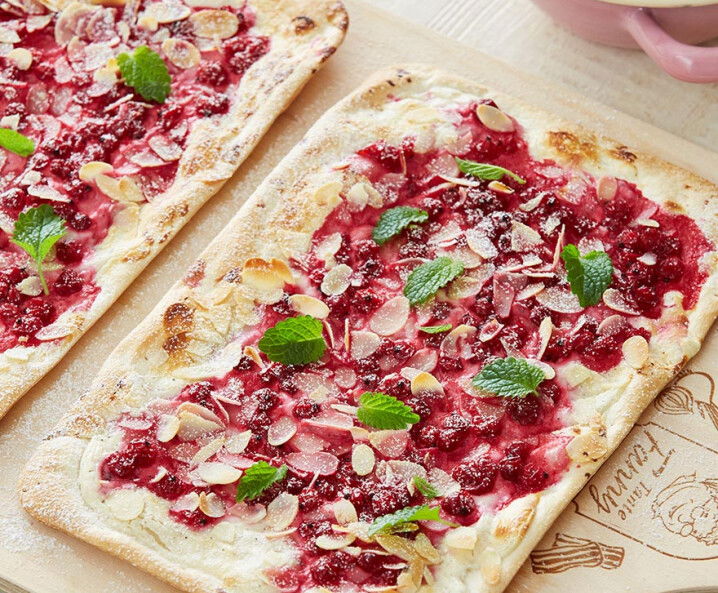 Süßer Flammkuchen mit Ribiseln und Mandeln