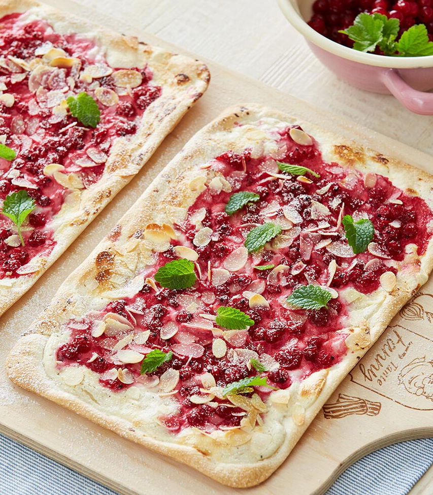 Süßer Flammkuchen mit Ribiseln und Mandeln