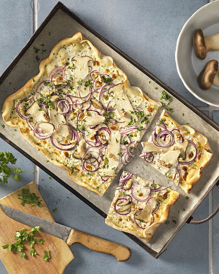Flammkuchen mit Pilzen und Zwiebel