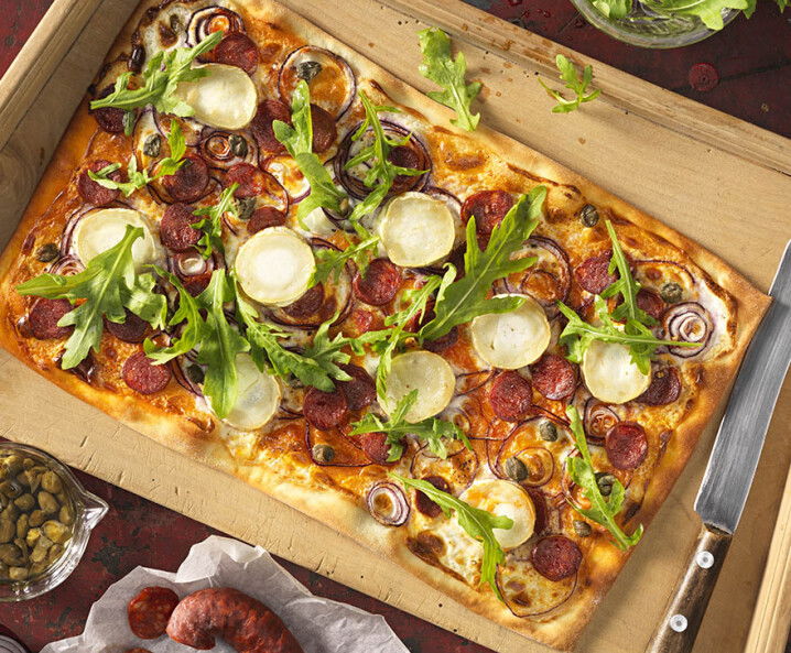 Flammkuchen mit Chorizo und Ziegenkäse