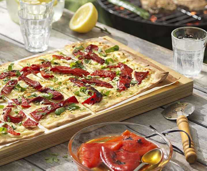 Flammkuchen mit Grillpaprika und frischen Kräutern
