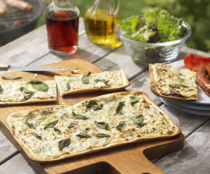 Kräuterflammkuchen mit Frischkäse und Knoblauch