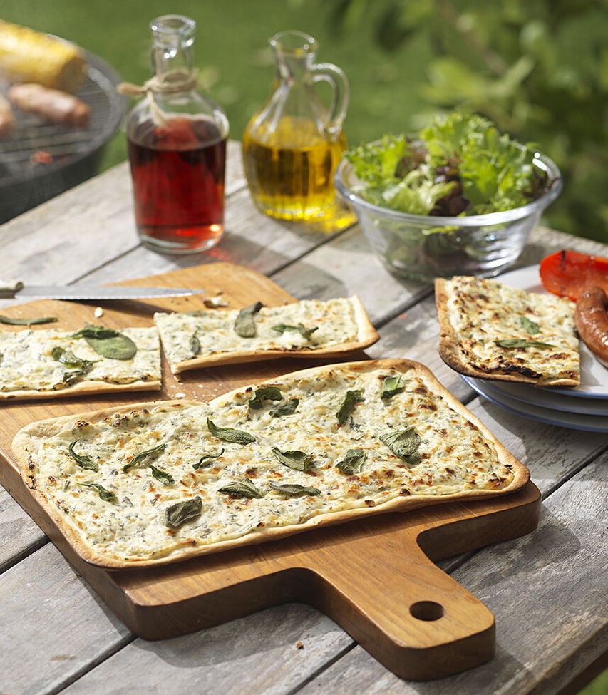 Kräuterflammkuchen mit Frischkäse und Knoblauch