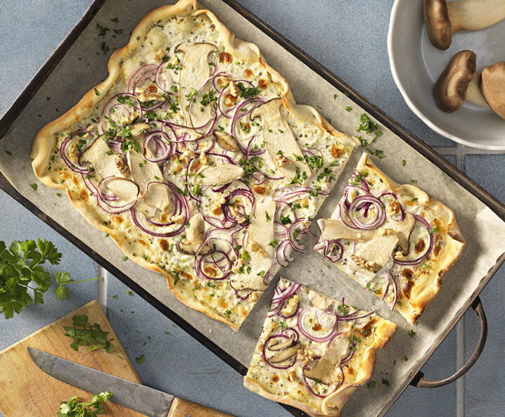 Flammkuchen mit Pilzen & Zwiebeln