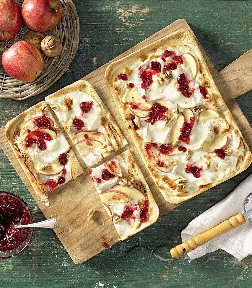 Flammkuchen mit Apfel, Ziegencamembert und Preiselbeeren