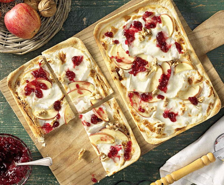 Flammkuchen mit Apfel, Ziegencamembert und Preiselbeeren