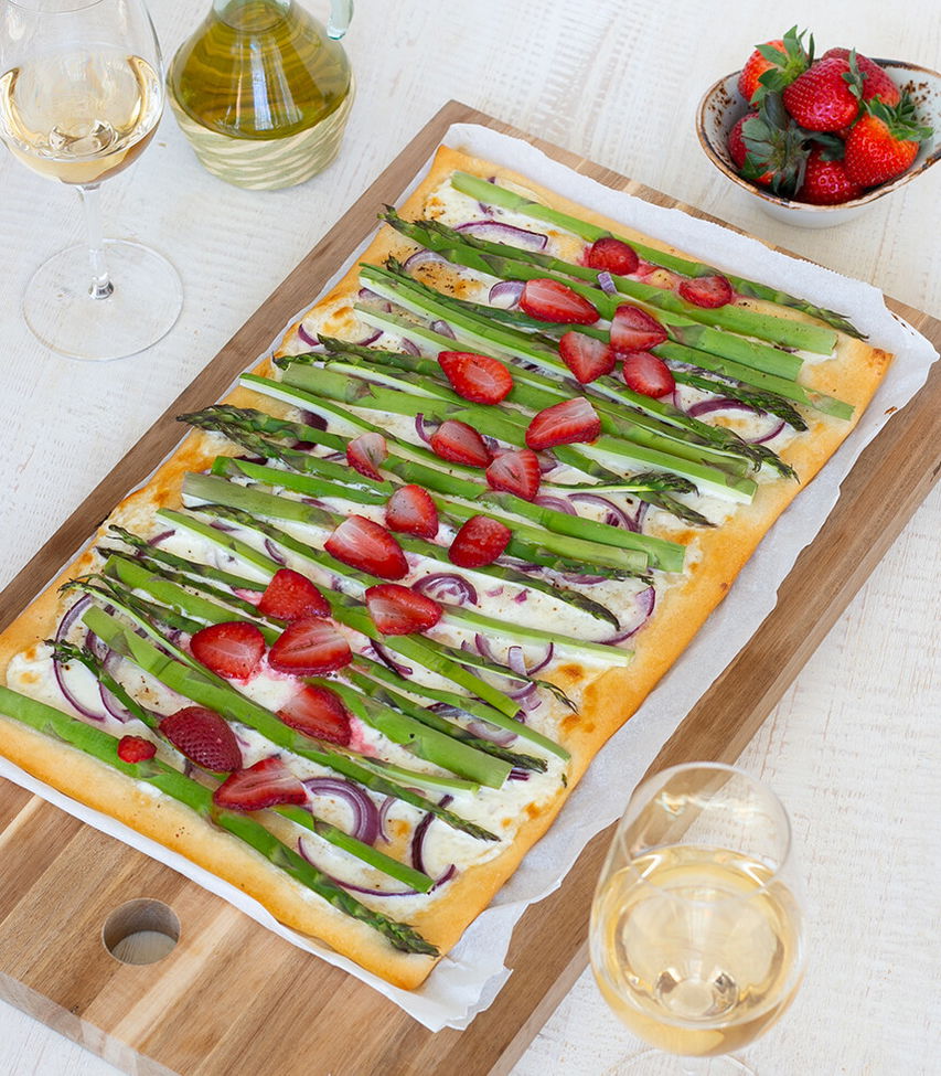 Pizza Bianca mit grünem Spargel und Erdbeeren - Rezept