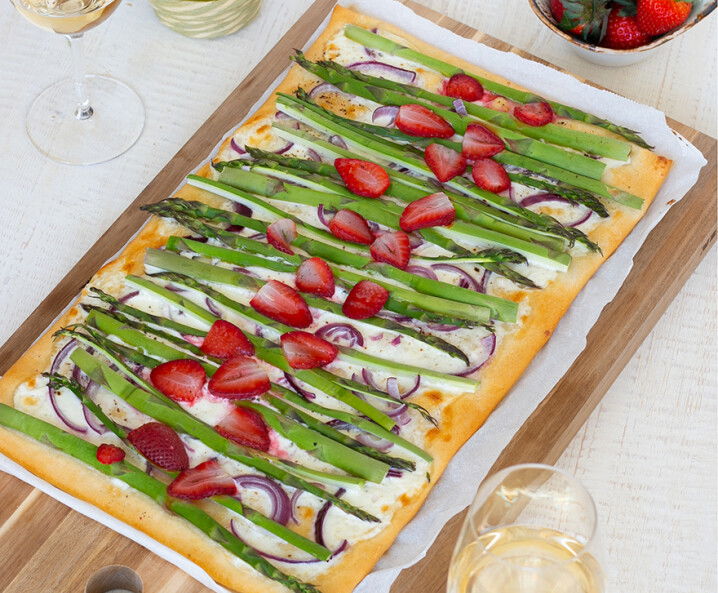Pizza Bianca mit grünem Spargel und Erdbeeren - Rezept