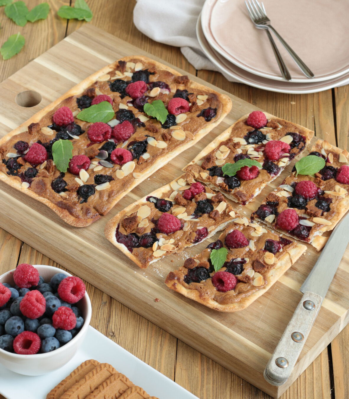 Rezept für veganen Flammkuchen mit Lotus-Creme und Beeren