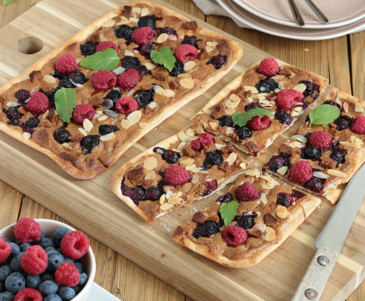 Rezept für veganen Flammkuchen mit Lotus-Creme und Beeren