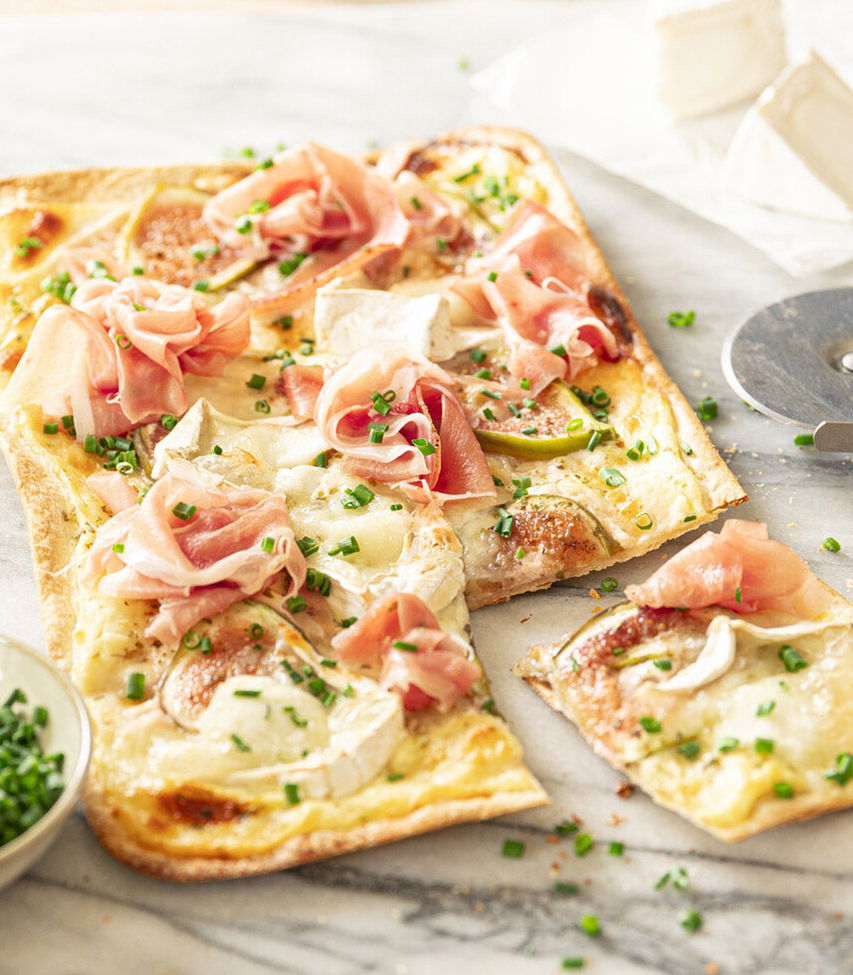 Flammkuchen mit Camembert, Feigen und-Prosciutto