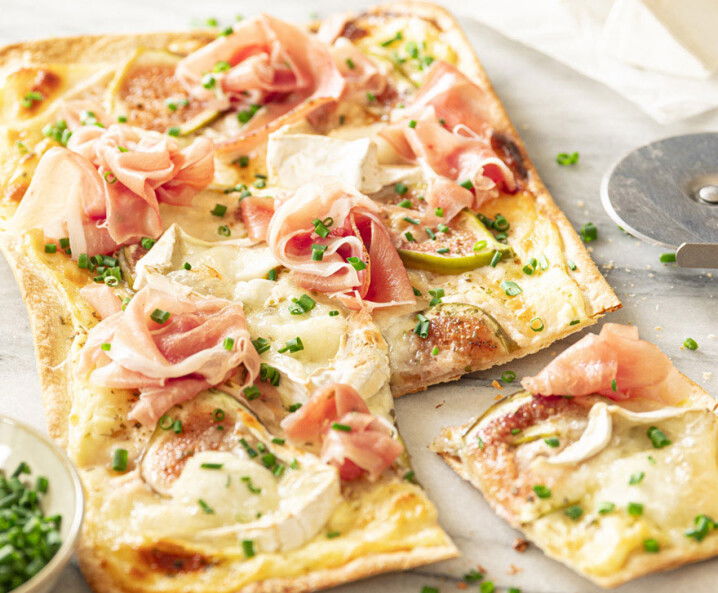Flammkuchen mit Camembert, Feigen und-Prosciutto
