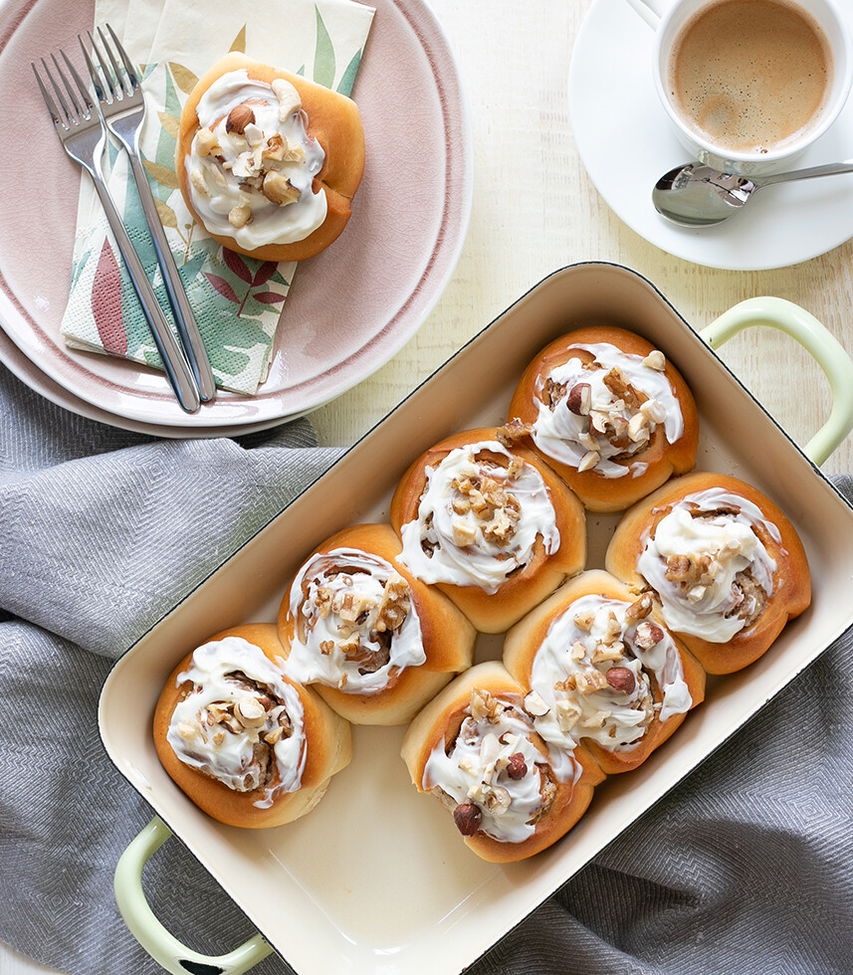 Nussschnecken aus Hefeteig mit Frischkäse-Frosting