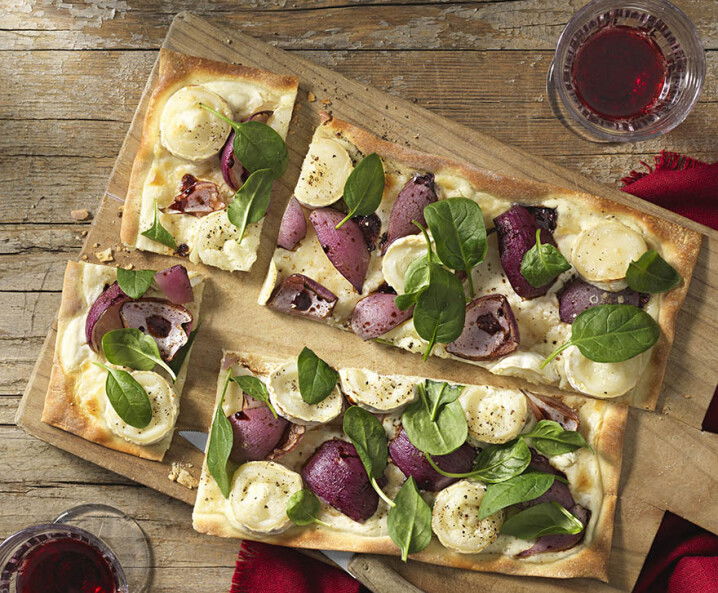 Flammkuchen mit Ziegenkäse und Balsamico-Zwiebeln