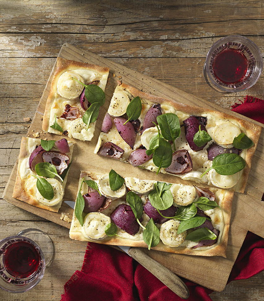 Flammkuchen mit Ziegenkäse und Balsamico-Zwiebeln