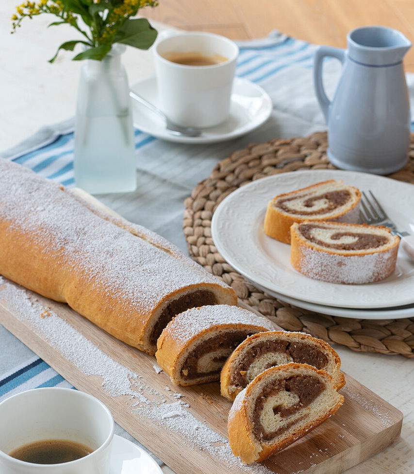 Nussstrudel mit Hefeteig - einfaches Nussstrudel Rezept