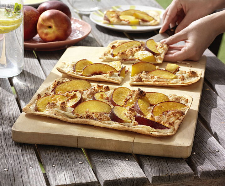 Flammkuchen mit Nektarinen & Amarettini