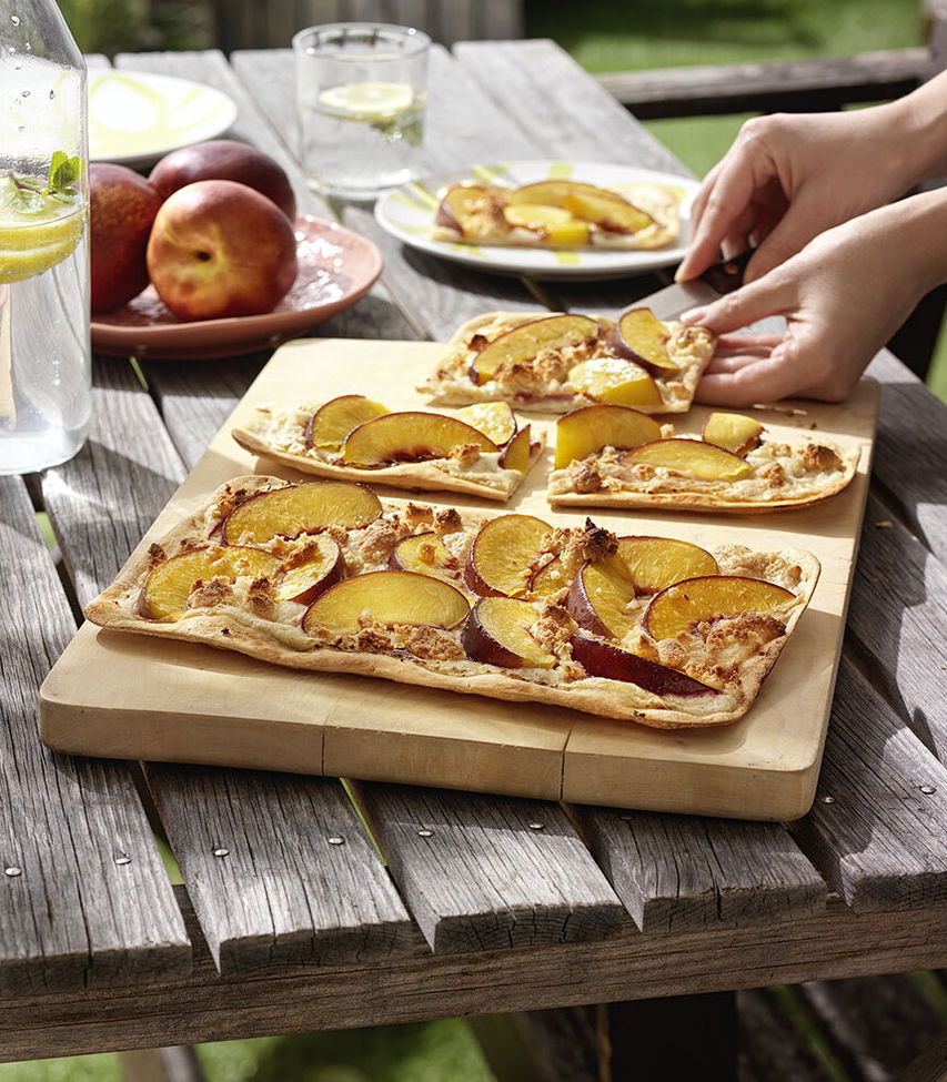 Flammkuchen mit Nektarinen & Amarettini