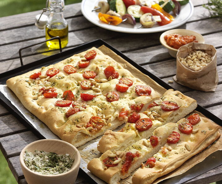 Focaccia mit Tomaten und Pinienkernen