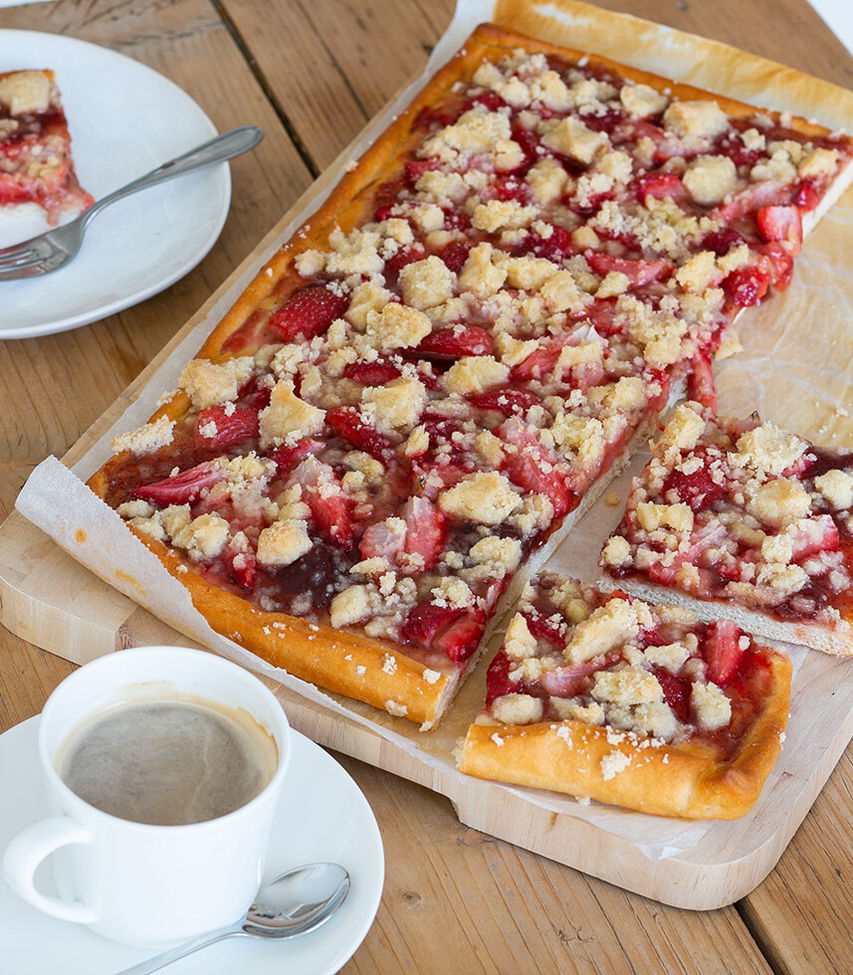 Erdbeer-Blechkuchen mit Streusel - Hefeteig Blechkuchen Rezept