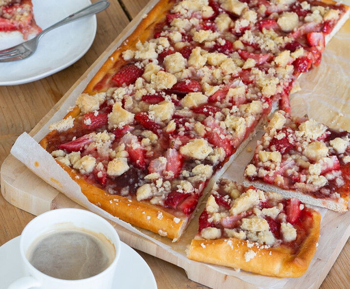 Erdbeer-Blechkuchen mit Streusel - Hefeteig Blechkuchen Rezept