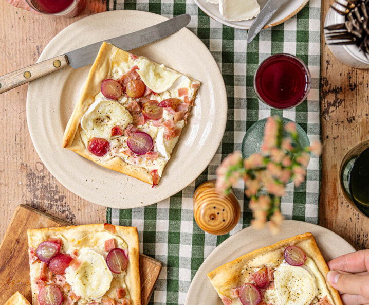 Flammkuchen mit Schinken & Weintrauben