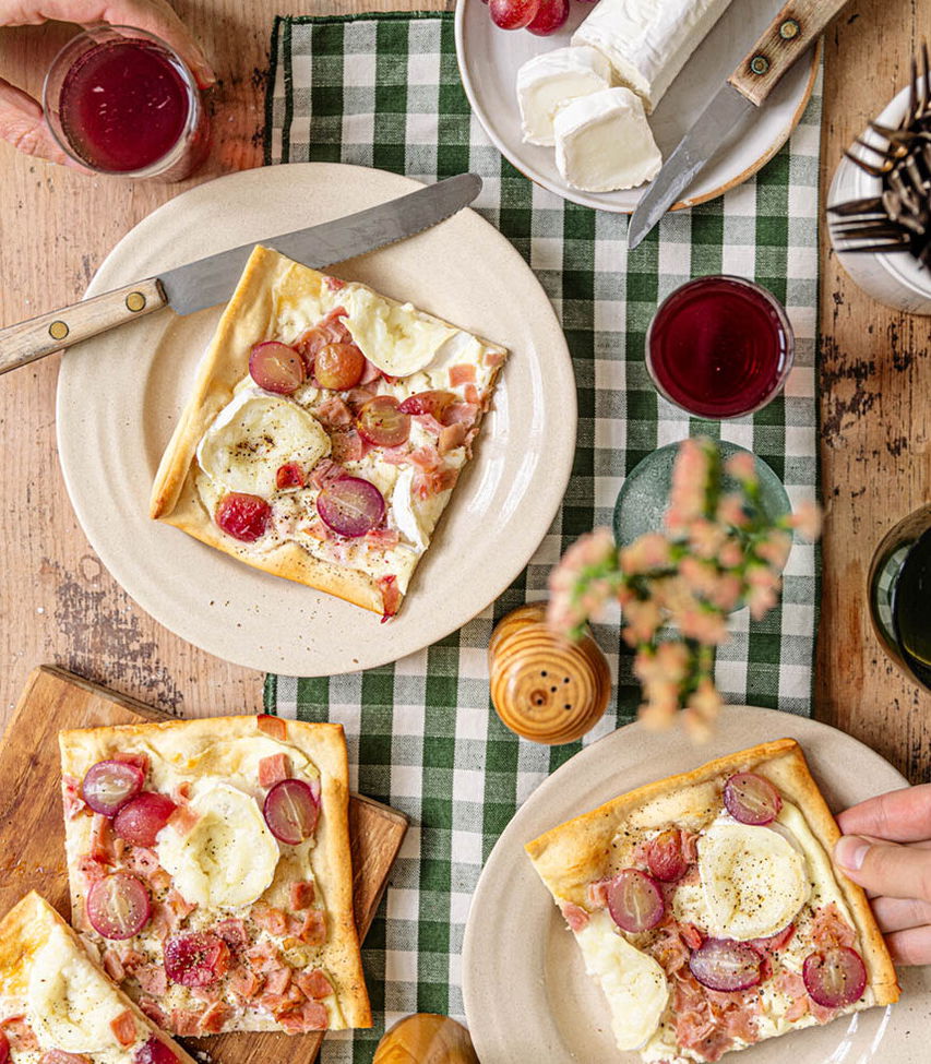 Flammkuchen mit Schinken & Weintrauben