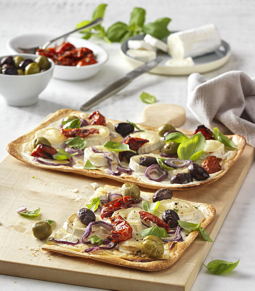 Flammkuchen mit Oliven und getrockneten Tomaten