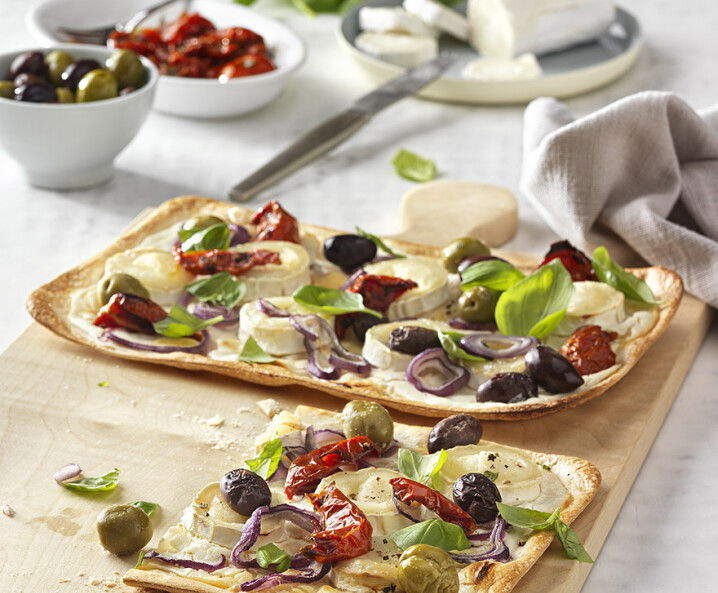 Flammkuchen mit Oliven und getrockneten Tomaten