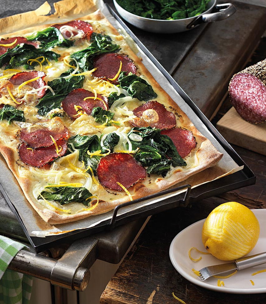 Flammkuchen mit Spinat und Salami - Rezept