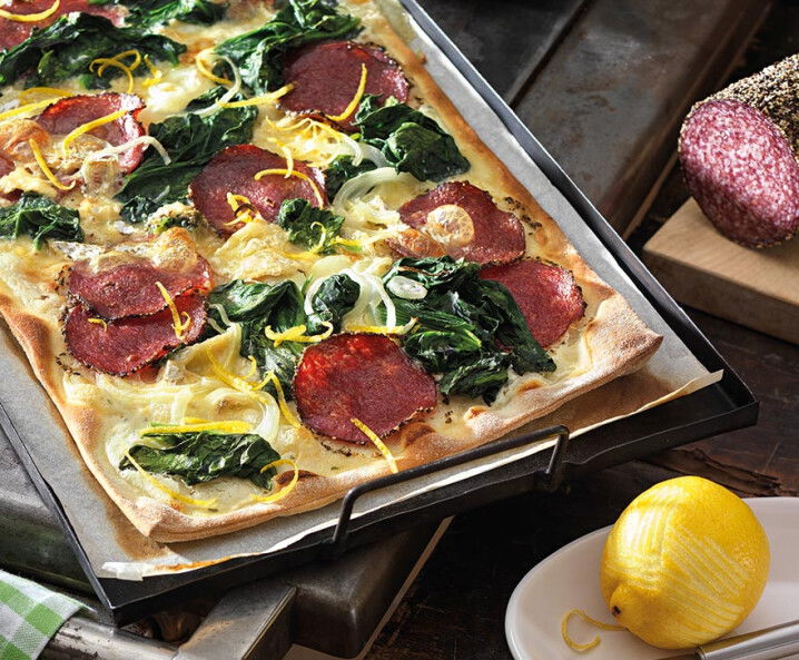 Flammkuchen mit Spinat und Salami - Rezept