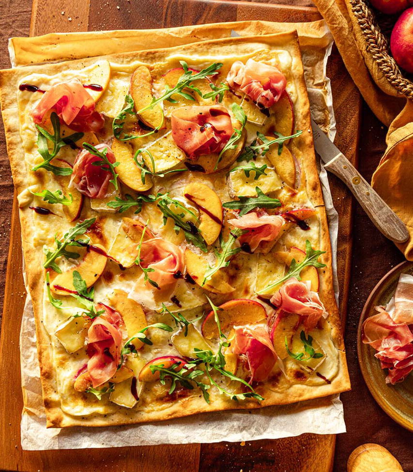 Flammkuchen mit Parmaschinken und Pfirsich