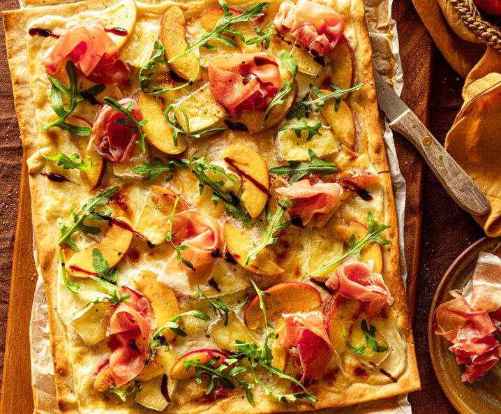 Flammkuchen mit Parmaschinken und Pfirsich
