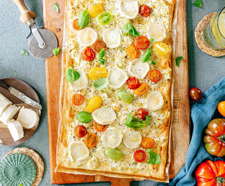 Flammkuchen-mit-Tomaten-und-Ziegenkäse