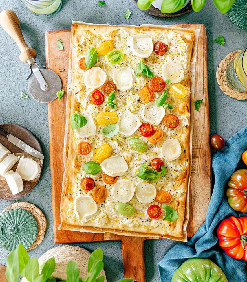 Flammkuchen-mit-Tomaten-und-Ziegenkäse