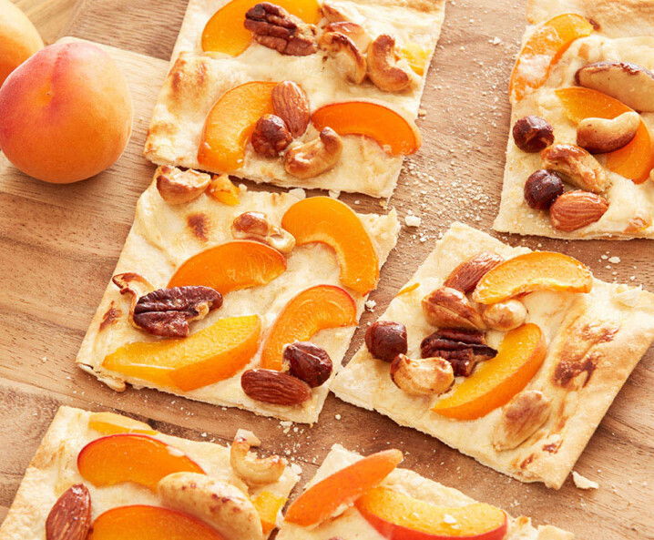 Flammkuchen mit Marille und Honignüssen