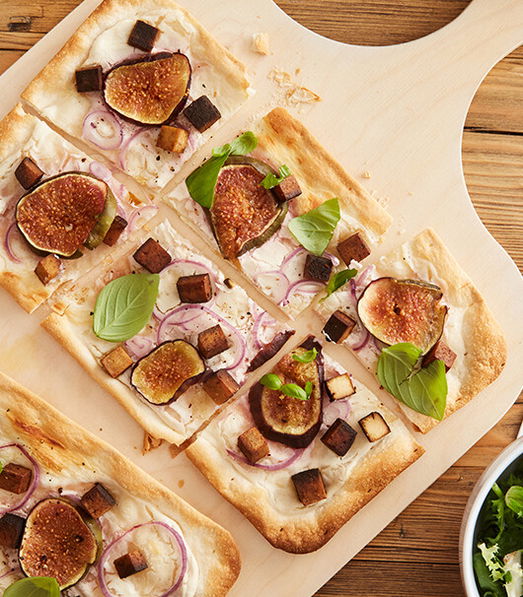 Flammkuchen mit Räuchertofu & Feigen - veganer Flammkuchen
