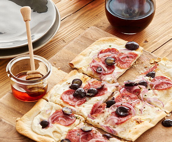 Flammkuchen mit Salami und Trauben - Rezept
