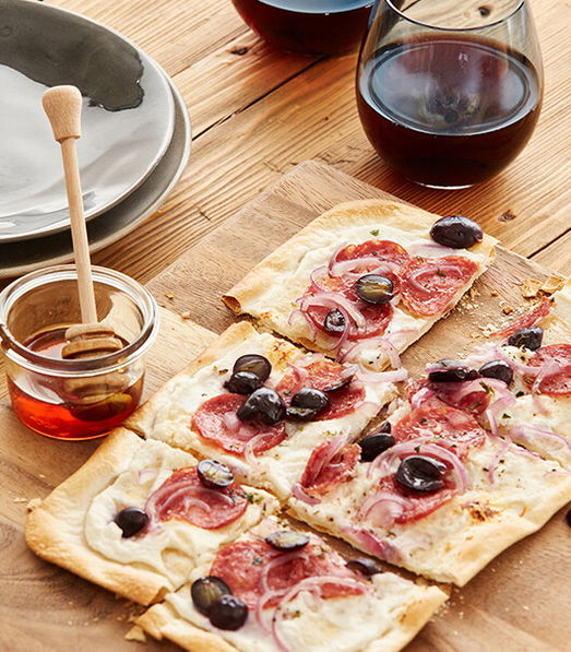 Flammkuchen mit Salami und Trauben - Rezept