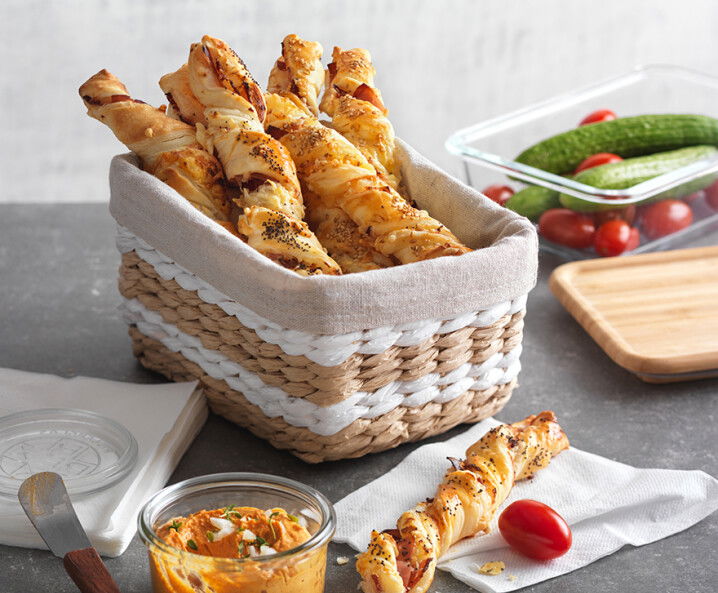 Knusperstangerl mit Speck & Käse - Blätterteigstangen Rezept