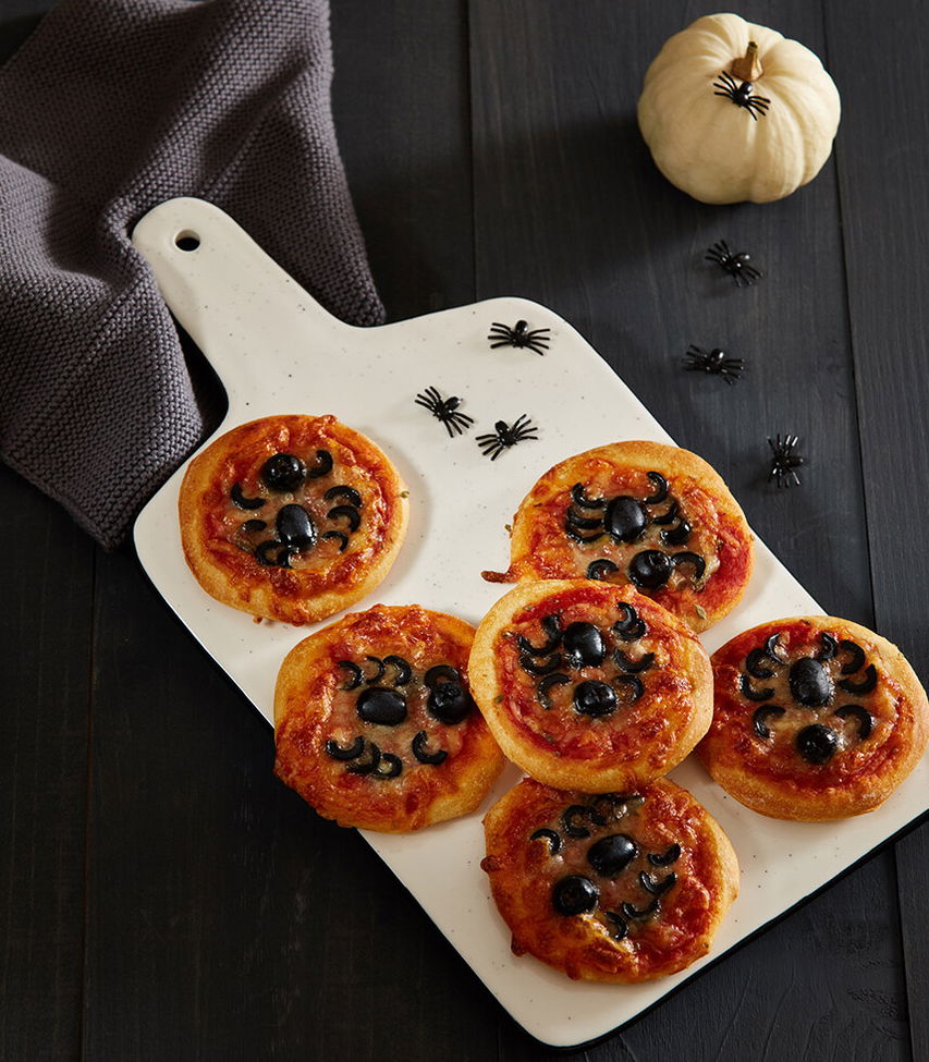 Spinnen-Pizzen - einfaches Halloween Rezept