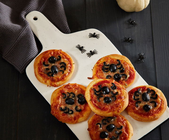 Spinnen-Pizzen - einfaches Halloween Rezept