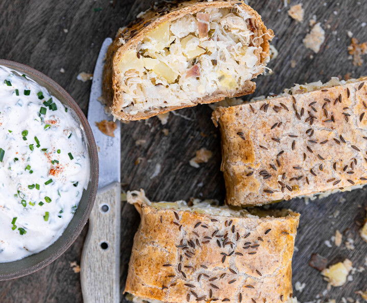 Erdäpfel-Sauerkraut-Strudel